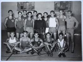 1952 Tatai edzőtáborban a Helsinki olimpiára készülő magyar kosárlabda válogatott, amely később 9. helyezést ért el, Magyar Foto, a hátoldalon a kéen szereplők neveivel, 8x11 cm.