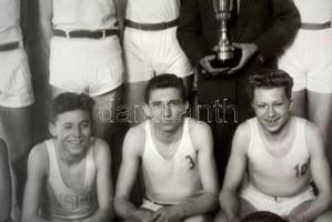 cca 1950 Kosárlabda csapat Magyarországról, 17x23 cm