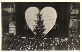 1938 Budapest, Ganz waggongyár nagygépműhelye, Ganz vállalat karácsonyfája a visszacsatolt községek neveit feltüntető szívdíszekkel. Irredenta