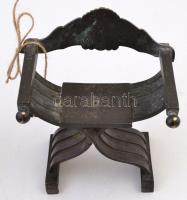 "Trónus", bronz szobor, jelzett, 17×14×~8 cm