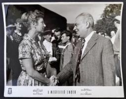 1959 A megfelelő ember c. film werkfotó, kisebb szakadással, gyűrődésekkel a sarkain, 24x30 cm.