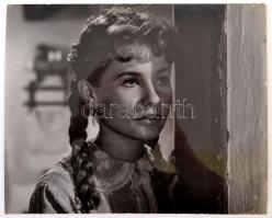 1956 Körhinta c. film werkfotója, Törőcsik Mari, kissé viseltesek a sarkai, 24x30 cm.