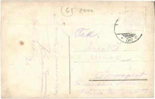 1908 Berlin, a világ első Föld körüli autóversenyének (New York-Párizs) versenyzői megérkeznek Berli...