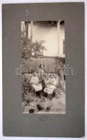 cca 1900-1910 Gyerekek az udvaron, Hollenzer és Okos Budapest, kartonra ragasztva, 17x8 cm