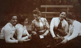 1900 Kártyázó hölgyek Eszterházán, keményhátú fotó, 10x13 cm