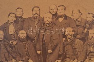 1860-1870 Ismeretlen férfiak csoportképe, kissé megviselt állapotban, körbevágott szélekkel, kissebb...