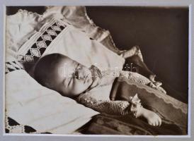 cca 1911 Halott kislányok fotói, 2 db, kartonon paszpartuban, kissé foltos, egyébként jó állapotban,...