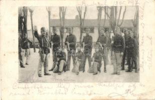 'Sortűz', K.u.K. katonák csoportképe gyakorlatozás közben, Deutsch Gyula kiadása / K.u.K. soldiers standing in line before firing, training (EK)