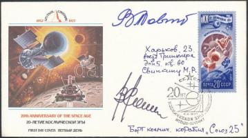 Valerij Rjumin (1939- ) és Vlagyimir Kovaljonok (1942- ) szovjetűrhajósok aláírásai emlékborítékon /  Signatures of Valeriy Ryumin (1939- ) and Vladimir Kovalyonok (1942- ) Soviet astronauts on envelope