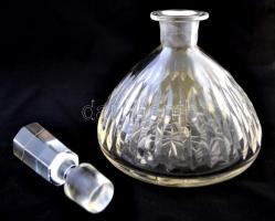 Csiszolt likökörős kiöntő, metszett dugóval, hibátlan, m:17 cm