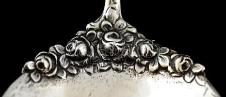 Ezüst(Ag) rózsákkal díszített habmerő kanál, jelzett, h: 17 cm, nettó: 34 g