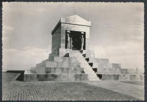 A Vasas SC futballcsapat tagjainak aláírásai Belgrádból küldött levelezőlapon