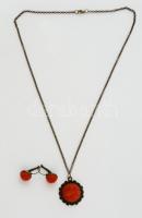 Piros nemezzel díszített medál antik bronz színű fém alapon, bronzszínű kapcsos lánccal, h: 54 cm, hozzáillő fülbevalópárral