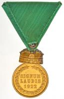 1922. "Magyar Koronás Bronzérem" peremen jelzett aranyozott Br kitüntetés mellszalagon és ...