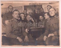 cca 1914-1918 Katonák az asztal körül karácsonyfával a háttérben, román nyelvű térképpel a háttérben, 9x11 cm