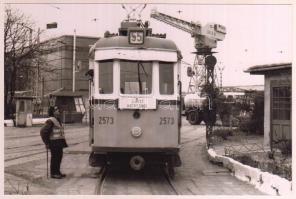 cca 1970 Budapest, Az 55-ös villamos Újpest kocsiszínben, utólagos előhívás, 10x15 cm