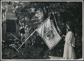 1943 M. kir. honvéd gk. könnyű tűzosztály zászlójának szentelése az emlékműnél, Tiszavölgyi József pecséttel jelzett fotója, 13x18 cm