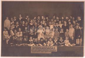 1921 Bp., Révész Dezső rendező gyermekművész növendékeivel Tellér Frigyes tanár hangversenytermében, feliratozott fotó, 15x23 cm