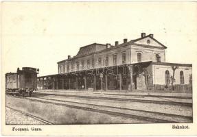 Foksány, Focsani; Bahnhof / vasútállomás, vagonok / railway station, wagons (vágott / cut)