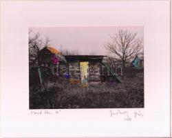 1986 Jankovszky György(1946-): Víkend ház XII, színezett fotó, feliratozva, aláírt, pecséttel jelzett, kartonra kasírozva, 13x17,5 cm