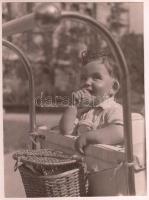cca 1950-1960 Fagyizó kisfiú, jelzetlen fotó, 24x17,5 cm
