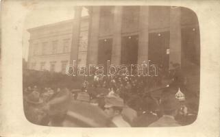 1916 Budapest VIII. Nemzeti Múzeum, Görgei Artúr temetése, koporsót viszik le a lépcsőkön, photo (fl)