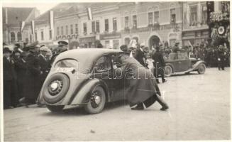 ~1940 Rozsnyó, Roznava; autóverseny, cseh parlamentier indul a magyar csapatparancsnok felé; háttérben Stiglitz szálloda, étterem és kávéház / automobile race, photo