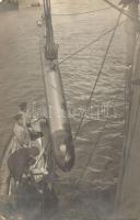 Torpedó beemelése egy osztrák-magyar hadihajóra / torpedo launching on an Austro-Hungarian battleship, photo