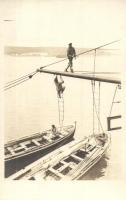 SMS Viribus Unitis a K. u. K. Haditengerészet csatahajója melletti evezős naszádok matrózokkal / K.u.K. Kriegsmarine, rowing sloop, mariners, photo