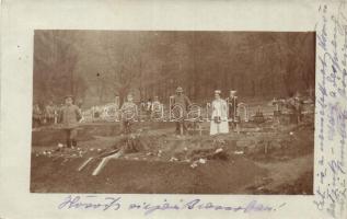 1917 Brassó, Kronstadt, Brasov; Hősök temetője nővérekkel és katonákkal / military heroes cemetery, soldiers, nurses, photo