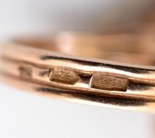 Egy pár 14K arany fülbevaló és gyűrűből álló szett / 14 C. gold set of earrings and ring 8 g