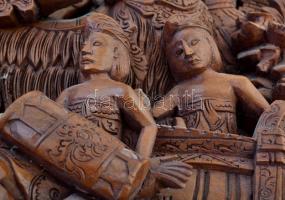 XX. század: Áldozati ünnep. Látványos, nagy méretű távol keleti fa faragás. Mozgalmas, sok alakos ké...