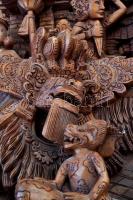 XX. század: Áldozati ünnep. Látványos, nagy méretű távol keleti fa faragás. Mozgalmas, sok alakos ké...