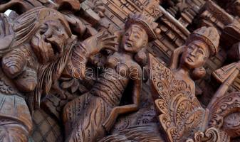 XX. század: Áldozati ünnep. Látványos, nagy méretű távol keleti fa faragás. Mozgalmas, sok alakos ké...