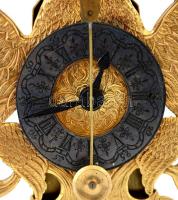 XX. század: Osztrák császári sast ábrázoló zappler óra, Aranyozott réz. Kézi vésés. Felhúzókulccsal,...