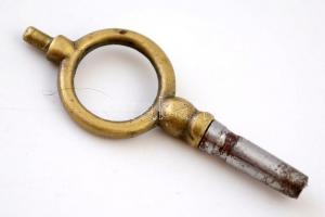 XX. század: Osztrák császári sast ábrázoló zappler óra, Aranyozott réz. Kézi vésés. Felhúzókulccsal,...