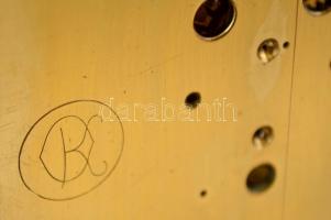 400 napos óra. Torziós ingás szerkezettel, az 1940-es évekből. Üveg búra alatt. Jelzett. Nagyméretű....