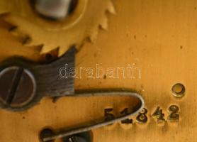 400 napos óra. Torziós ingás szerkezettel, az 1940-es évekből. Üveg búra alatt. Jelzett. Nagyméretű....