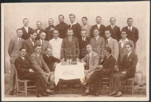 1932 A Millenium sakk alosztájának csoportképe, fotólap, 8x13 cm.