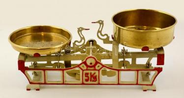 Régi 5 kg-os öntöttvas mérleg, két réz tálcával, jelzett, h: 44 cm, m: 23 cm