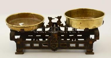 Régi 3 kg-os öntöttvas mérleg, két réz tálcával, jelzett, h: 37 cm, m: 15 cm