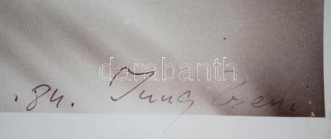 1984 Jung Zseni: Álom, aláírt vintage művészfotó, kissé gyűröttek a kép sarkai, 25x30 cm