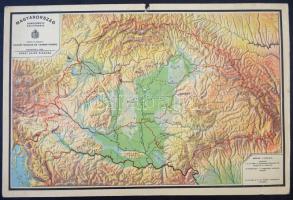1928 Magyarország domborművű térképe, Scharf Nándor, Turner Ferenc, 1.2,500.000, Kóka Lajos kiadása, kissé kopottas, felül középen kisebb hiánnyal, 28x42cm.