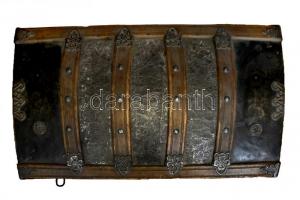 XIX. századi utazóláda, hajóláda mintás réz borítással, búzavirág és négylevelű lóhere mintával. Jel...