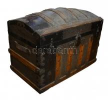 XIX. századi utazóláda, hajóláda mintás réz borítással, búzavirág és négylevelű lóhere mintával. Jel...