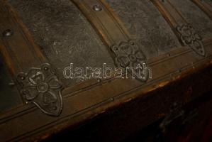 XIX. századi utazóláda, hajóláda mintás réz borítással, búzavirág és négylevelű lóhere mintával. Jel...