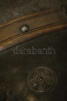 XIX. századi utazóláda, hajóláda mintás réz borítással, búzavirág és négylevelű lóhere mintával. Jel...