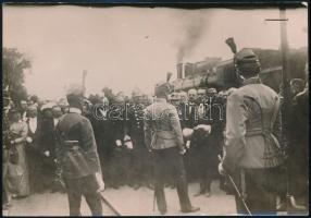 1913 Aviatikai meeting Ujvidéken. József főherceget üdvözli a pályaudvaron Markovits Béla főispán. Korabeli sajtófotó, hozzátűzött szöveggel /  1913 Flyers meeting in Novi Sad. Press photo 16x11 cm