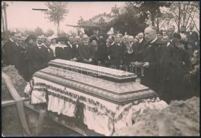 1913 Vámbéry Ármin (1832-1913) orientalista temetése Korabeli sajtófotó, hozzátűzött szöveggel 16x11 cm