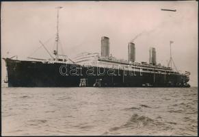 1913 Imperator a Hamburg-Amerika line hajója Korabeli sajtófotó, hozzátűzött szöveggel / 1913 RMS Imperator Press photo with text attached to it. 16x11 cm